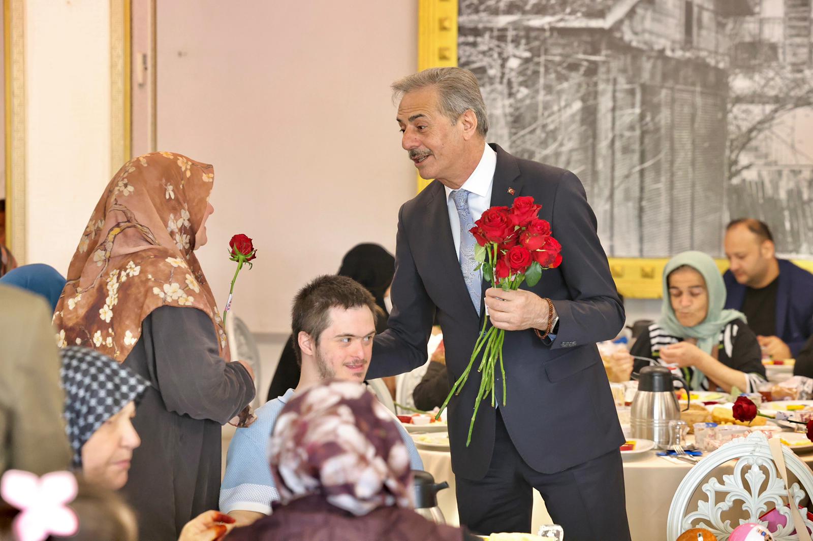 “Anne sadece evlat büyüten değil, geleceğin temellerini atan güçlü bir rehberdir”