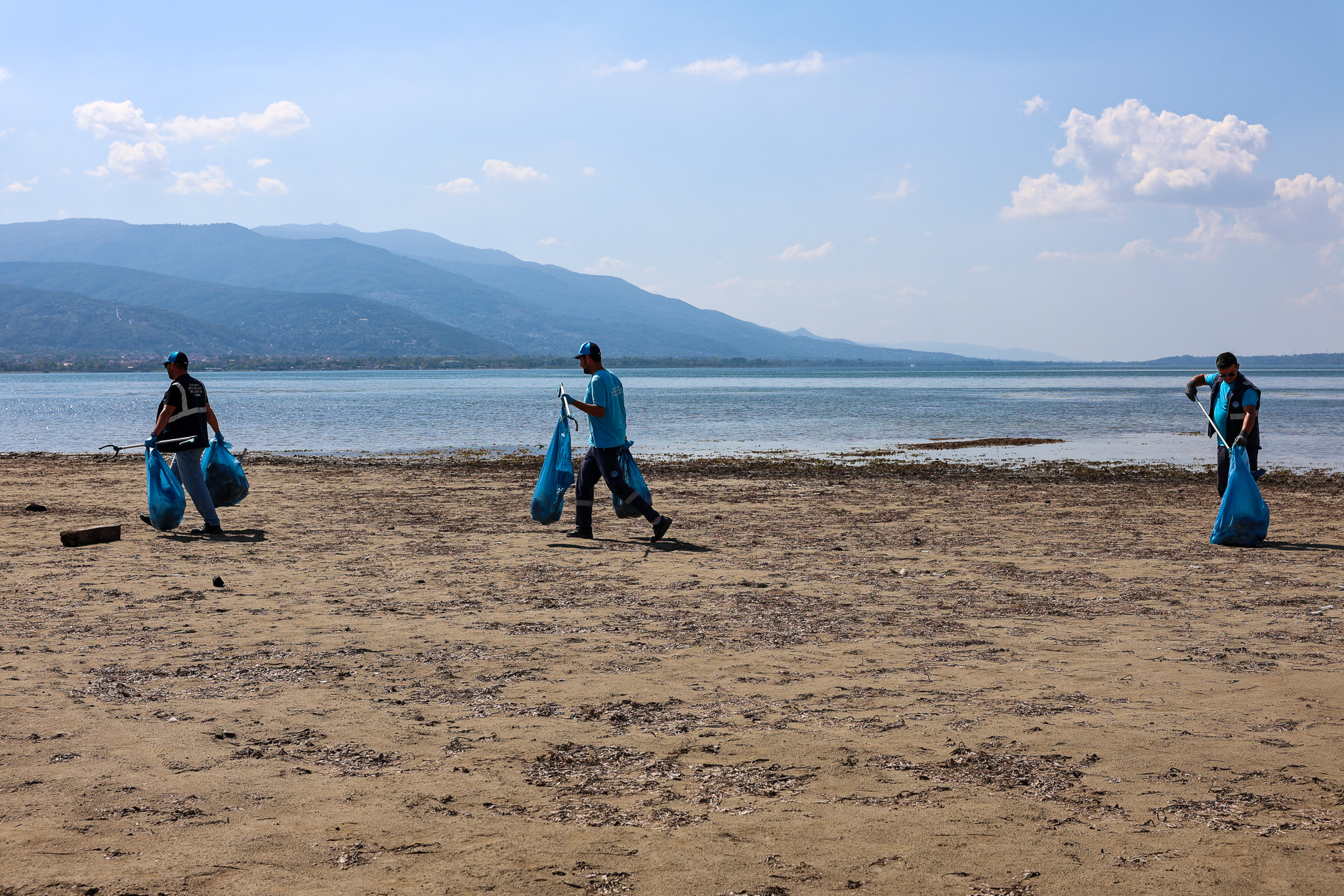 Sapanca Gölü çevresinden 2 ton çöp toplandı