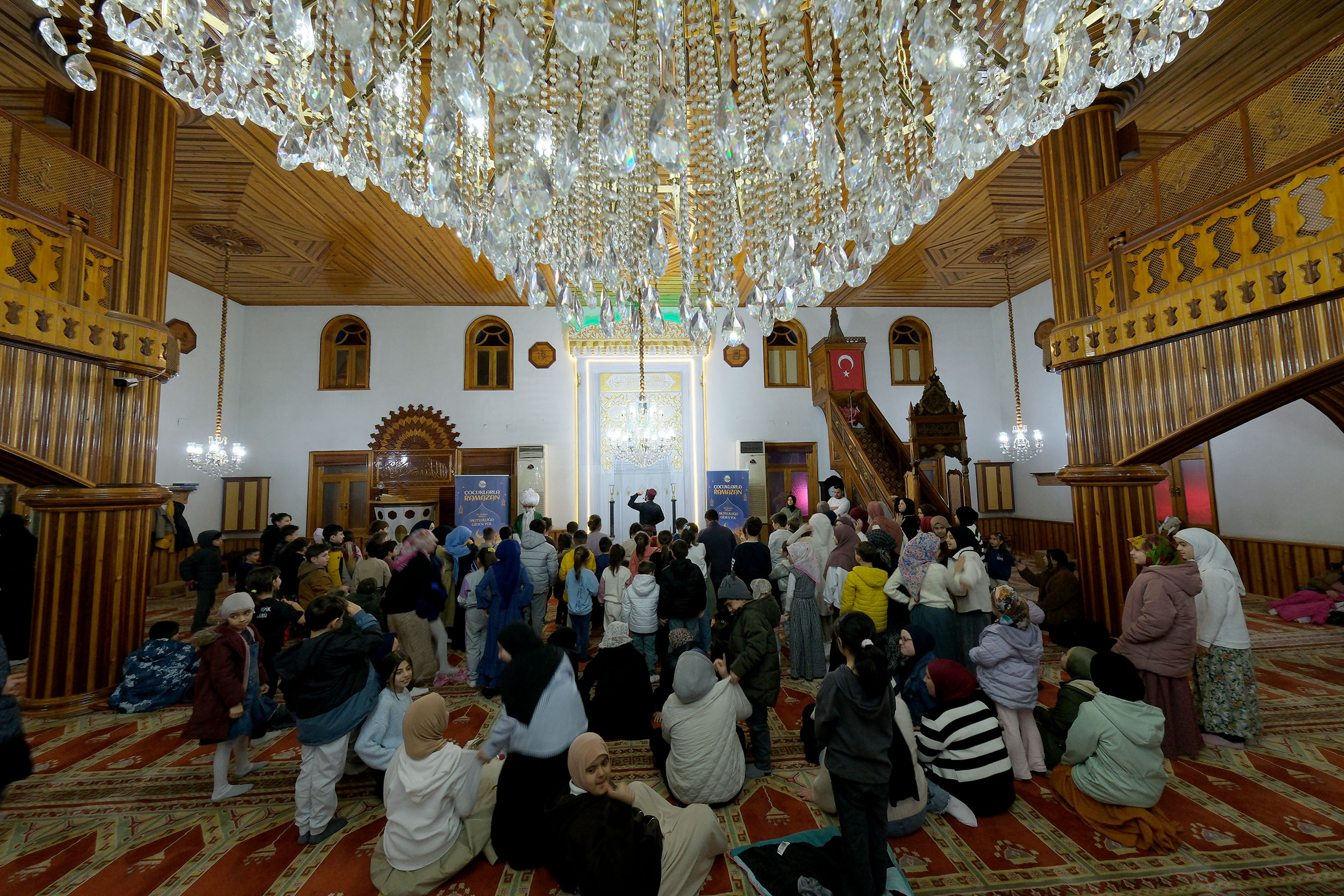 Çocuklarla Ramazan programı ilk haftasında 2 bin 500 çocuğa neşe saçtı