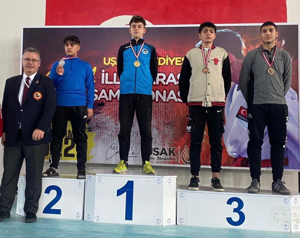 Büyükşehir karate sporcuları madalyaları topladı