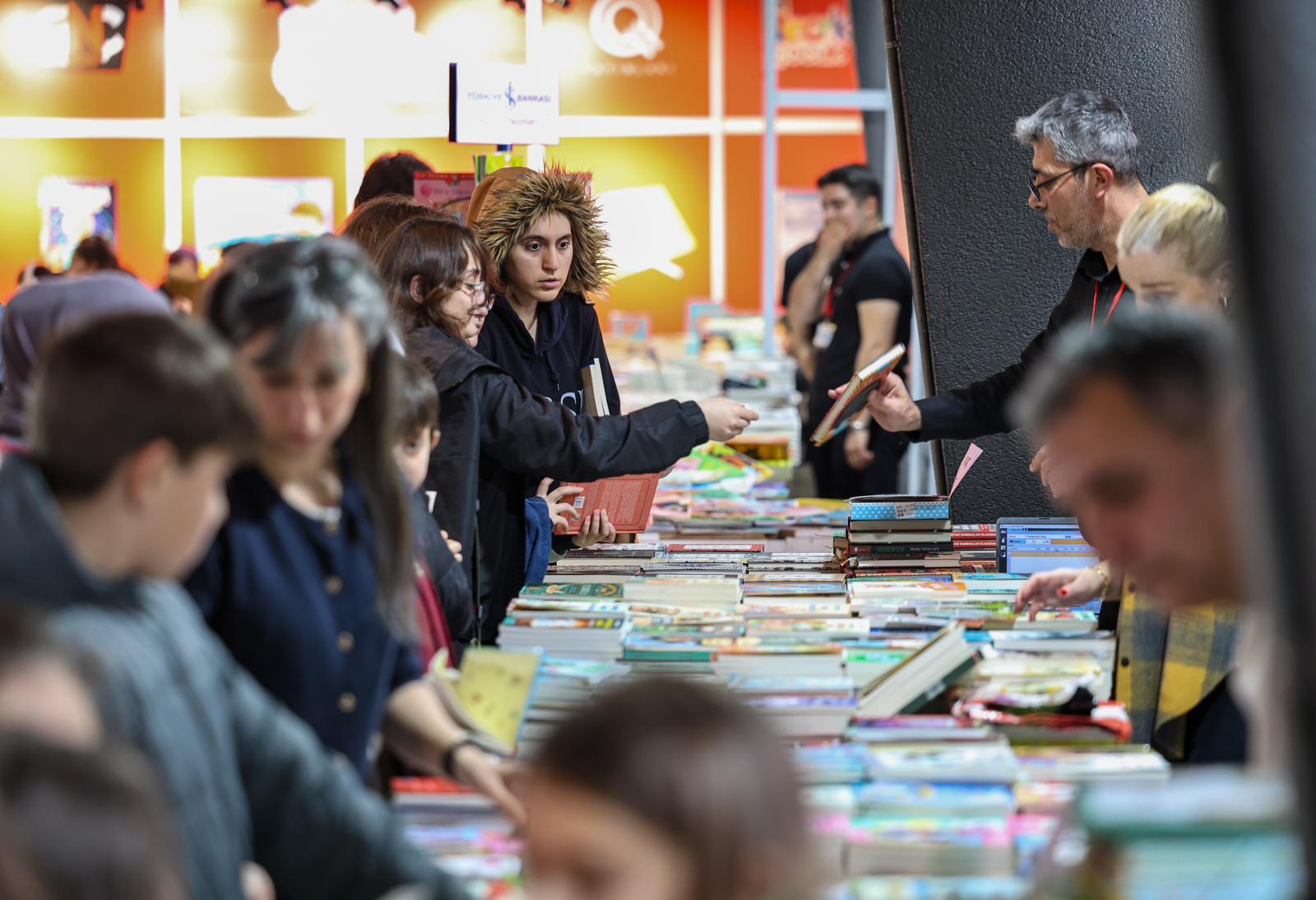 Sakarya'da çocukların 'ufkuna' ışık olacak edebiyat fuarı başladı: İlk günden binlerce misafir akın etti...