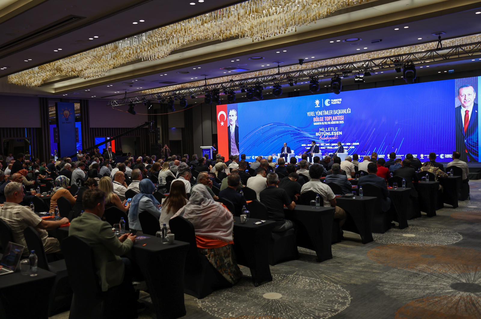 16 şehir, 111 belediye başkanıyla AK Parti’nin hizmet neferleri Sakarya’da