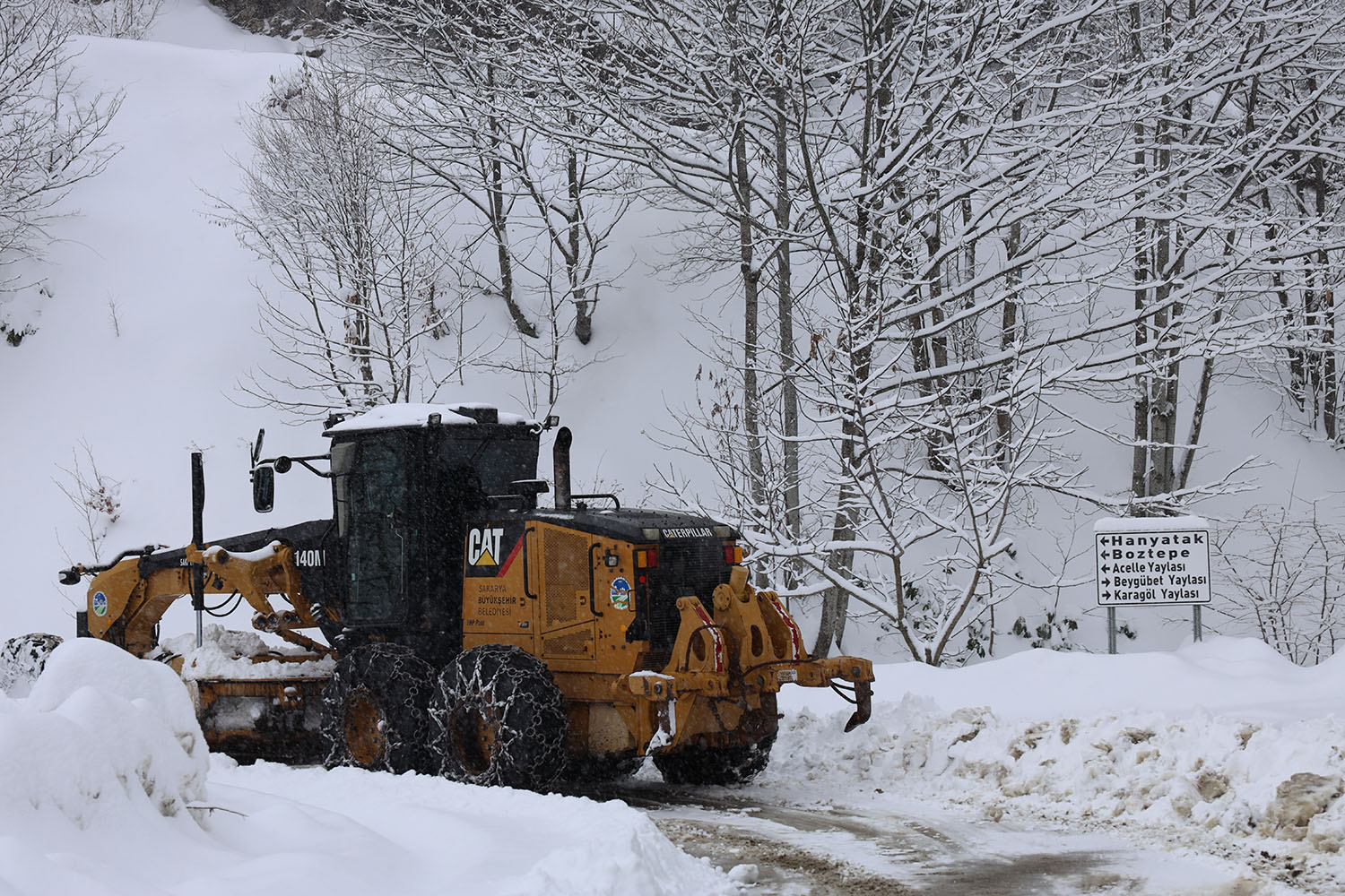 Büyükşehir 24 saat kar mesaisinde: 17 grup yolundan 10’u ulaşıma açıldı
