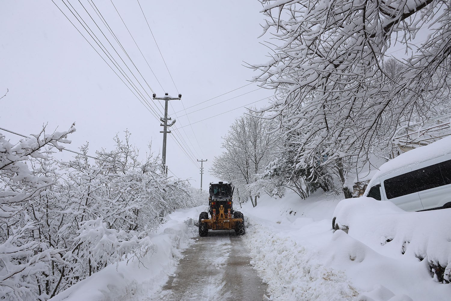 Büyükşehir 24 saat kar mesaisinde: 17 grup yolundan 10’u ulaşıma açıldı