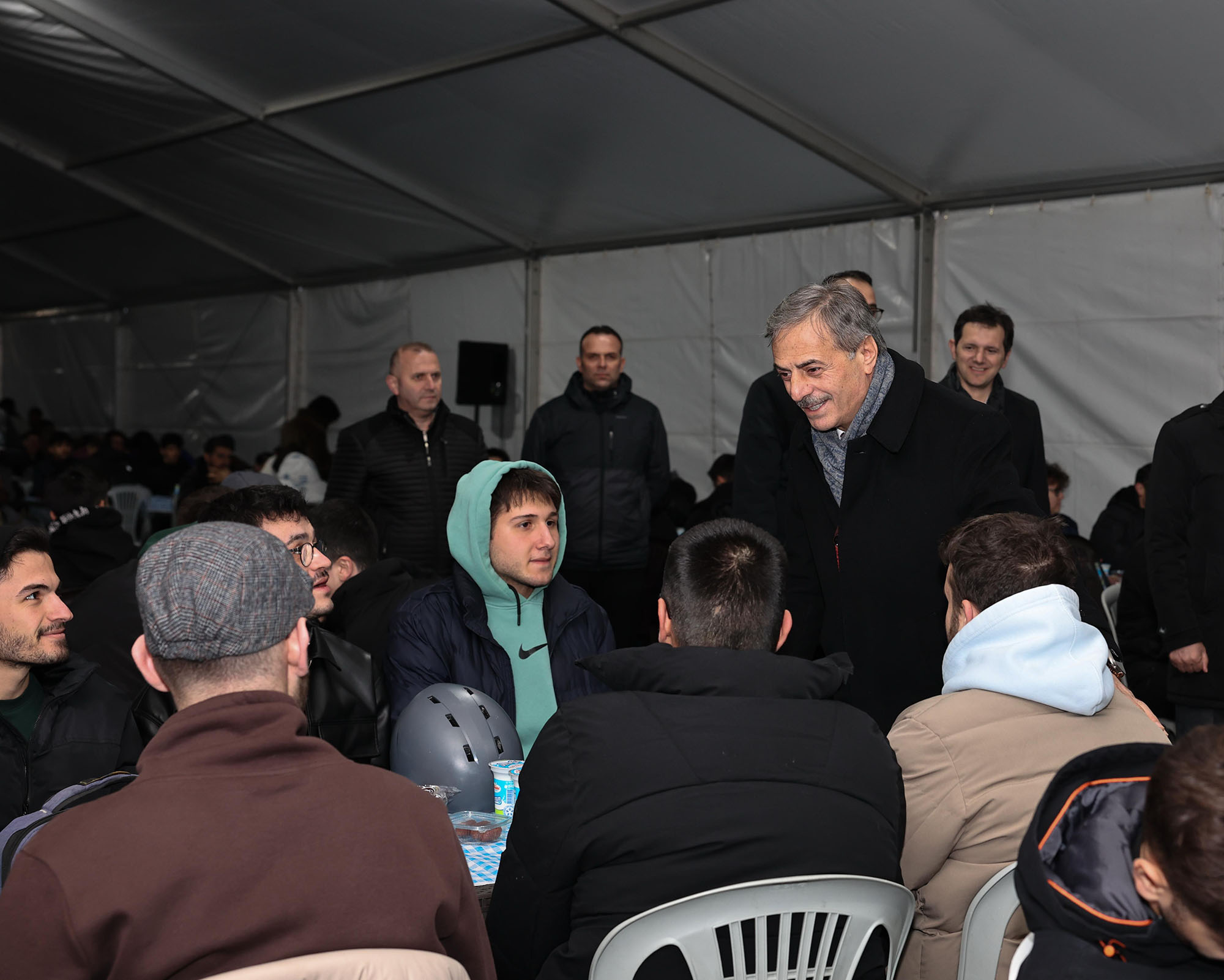 Başkan Yusuf Alemdar, iftarını gençlerle birlikte açtı: “Her zaman yanınızdayız”