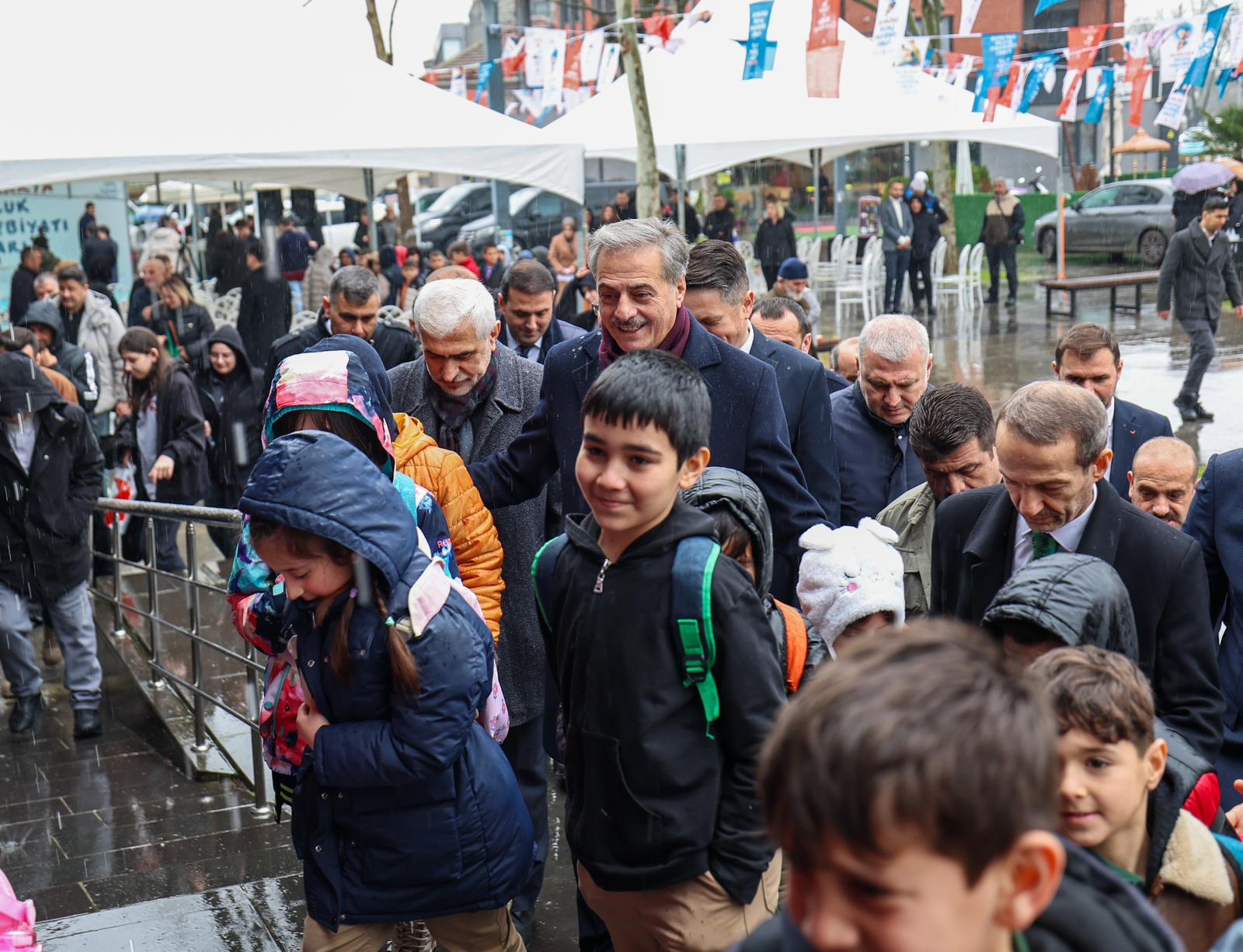 Sakarya'da çocukların 'ufkuna' ışık olacak edebiyat fuarı başladı: İlk günden binlerce misafir akın etti...