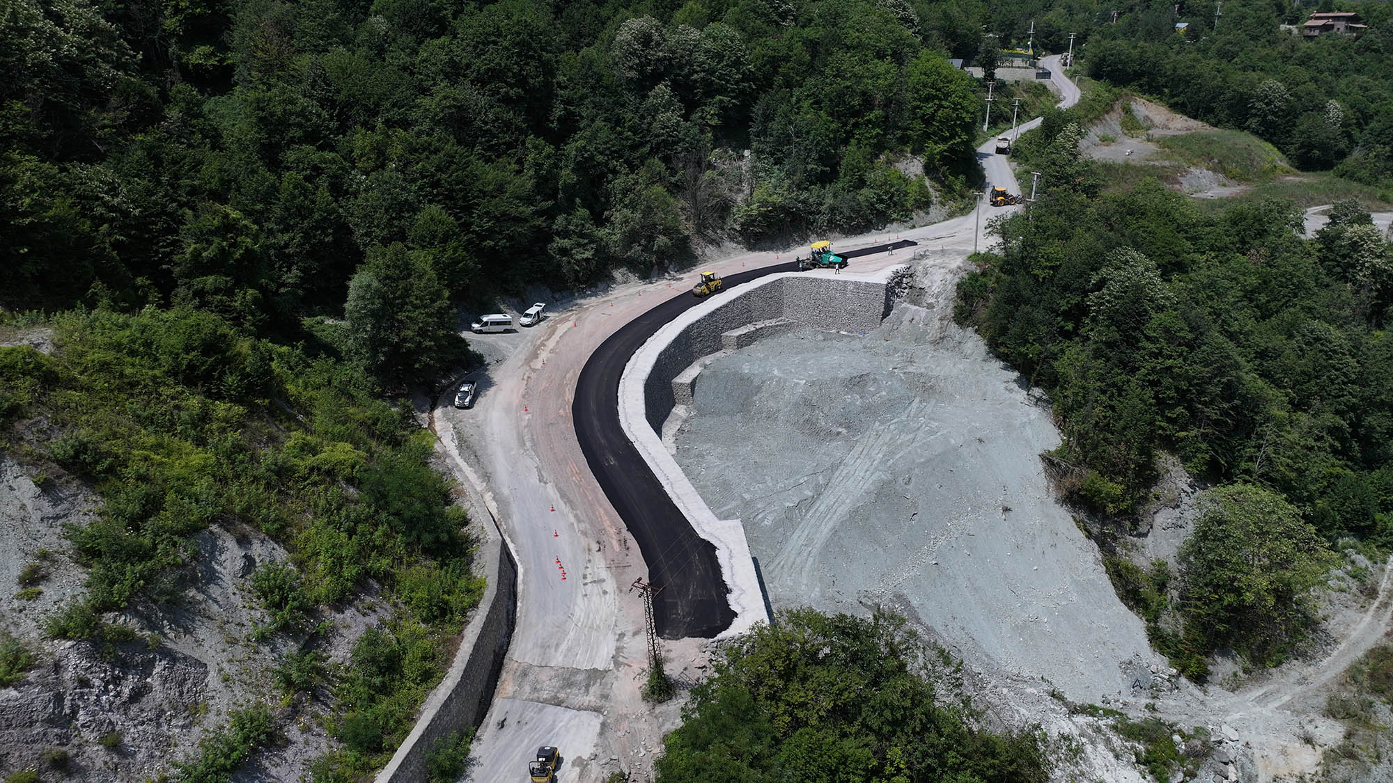 Büyükşehir, Sapanca’da heyelan riskine karşı yolu güçlendirdi, ulaşımı yeniledi