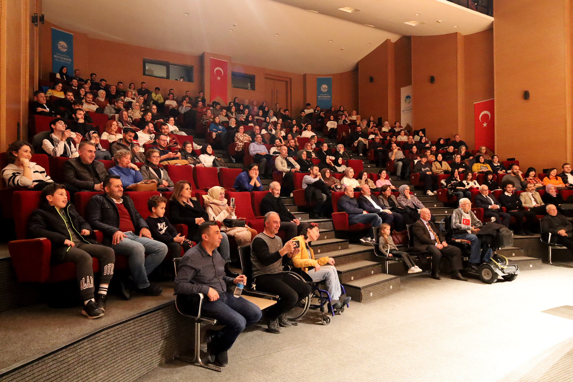 Emanetçi Tiyatro kahkahaya boğdu