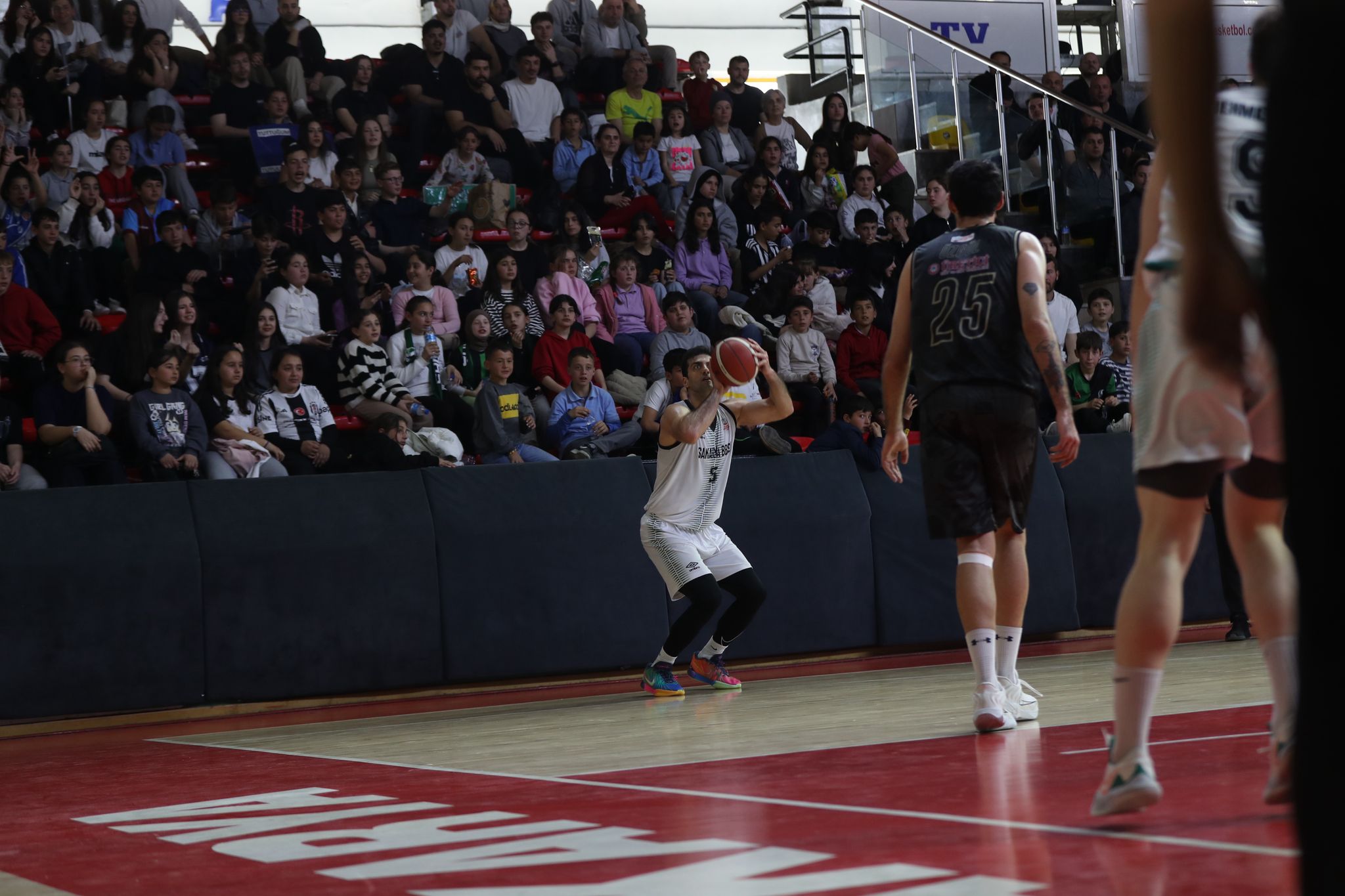 Büyükşehir basketbol taraftarı önünde turu geçti: 81-71