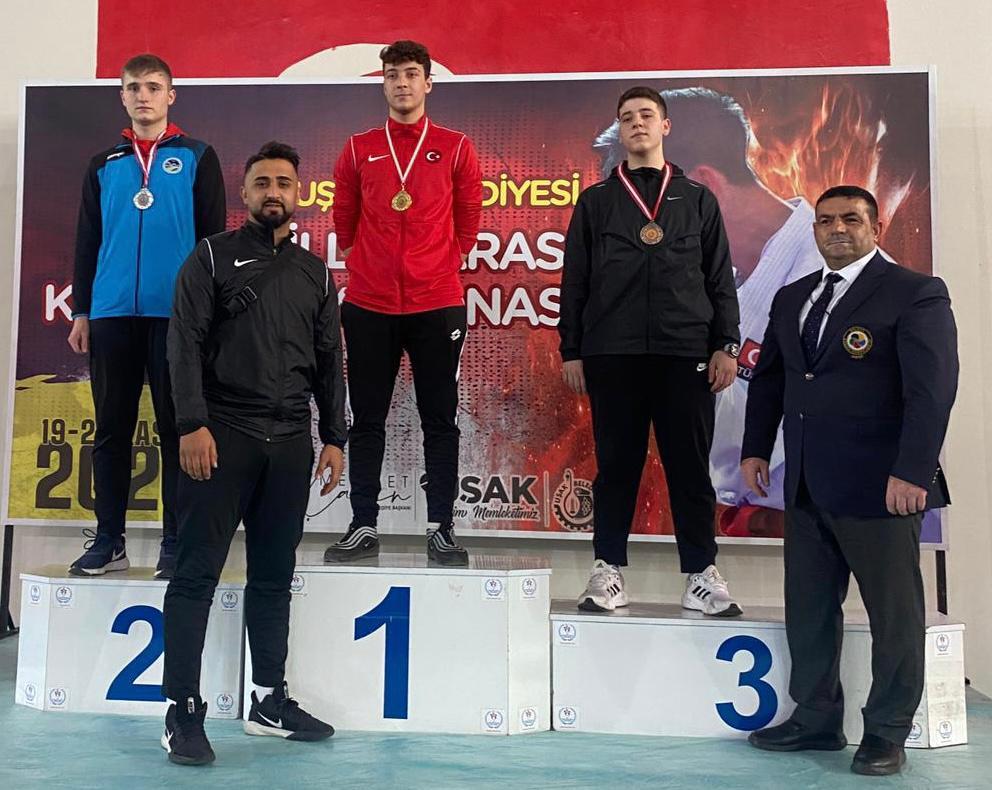 Büyükşehir karate sporcuları madalyaları topladı