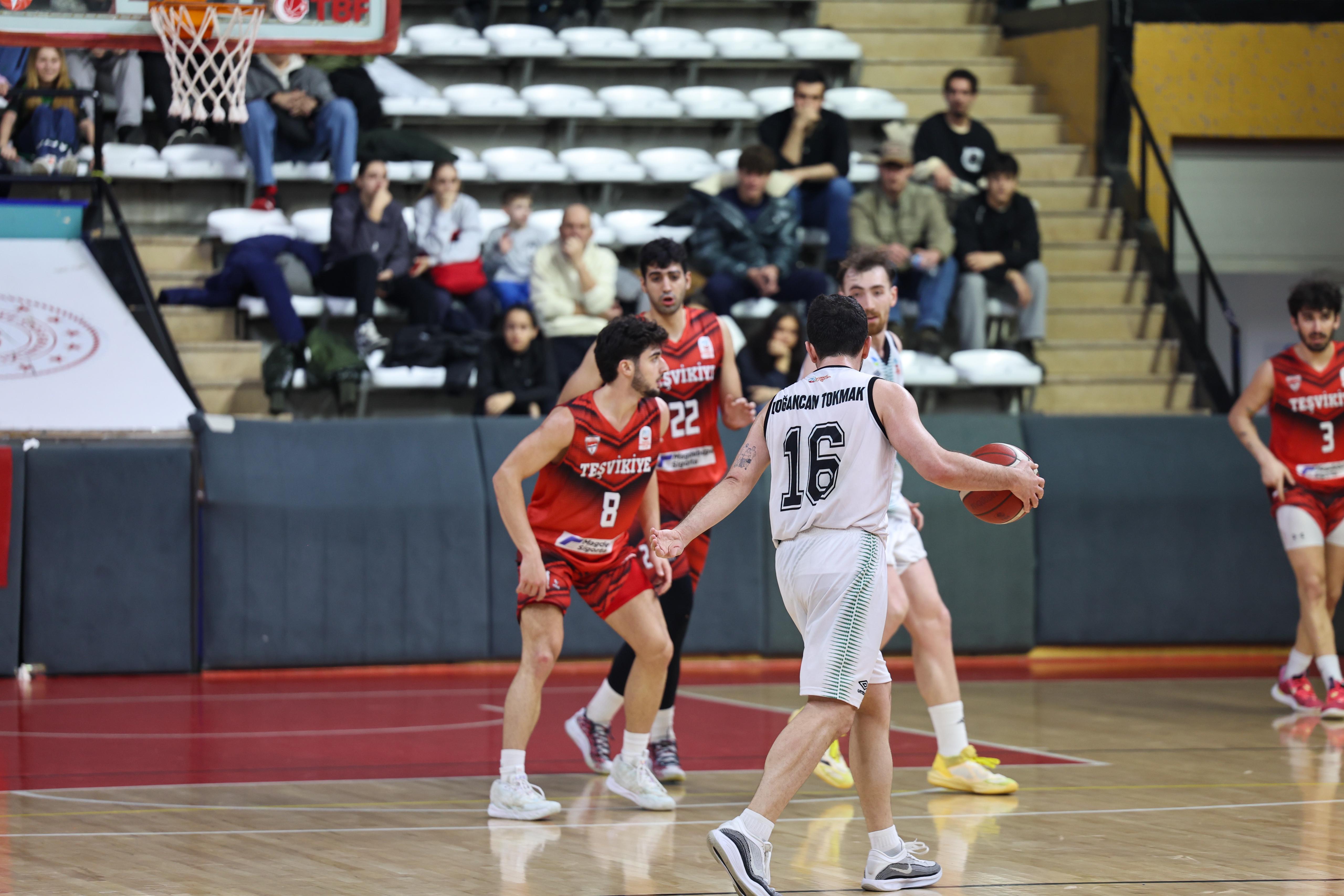 Dev adamlardan kritik galibiyet: 76-65