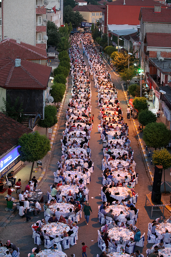 Ferizli Sofralarında Gönüller Buluştu