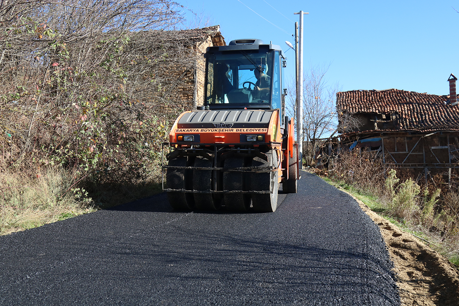 Büyükşehir asfalt ekipleri Pamukova’da