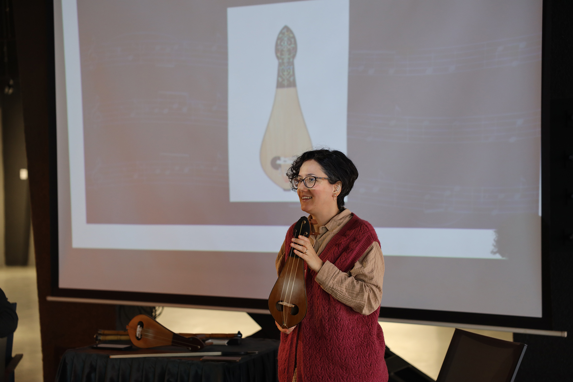 Çocuklara OSM’de müziğin dünyasına yolculuk yaptı