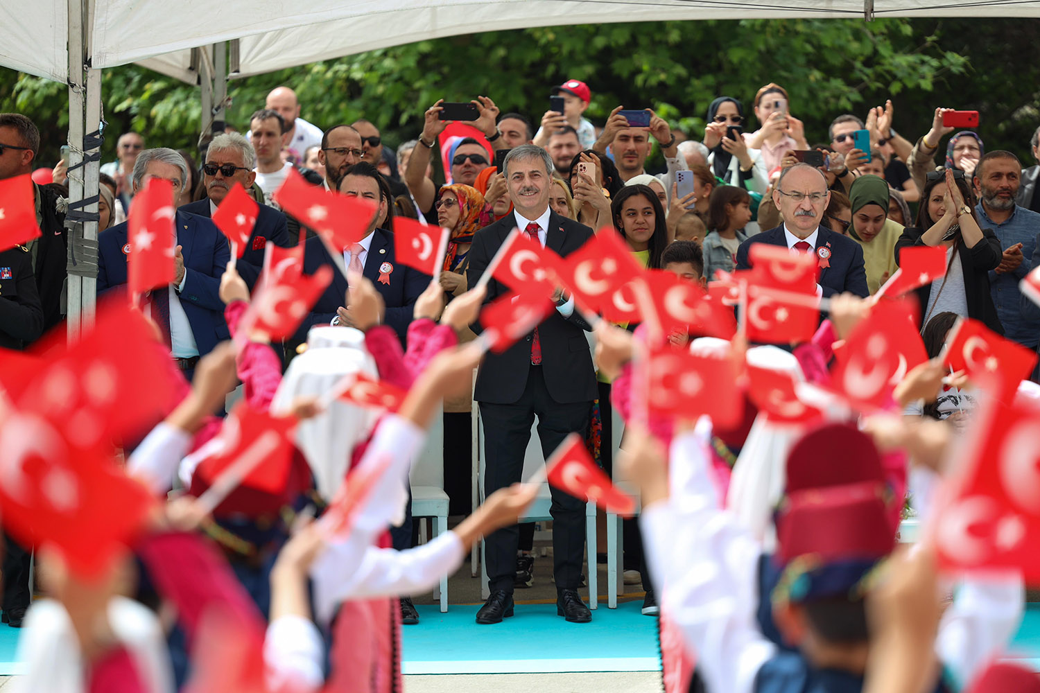 Alemdar miniklerin bayram coşkusuna ortak oldu: “Gözlerinizdeki ışık hiç solmasın”