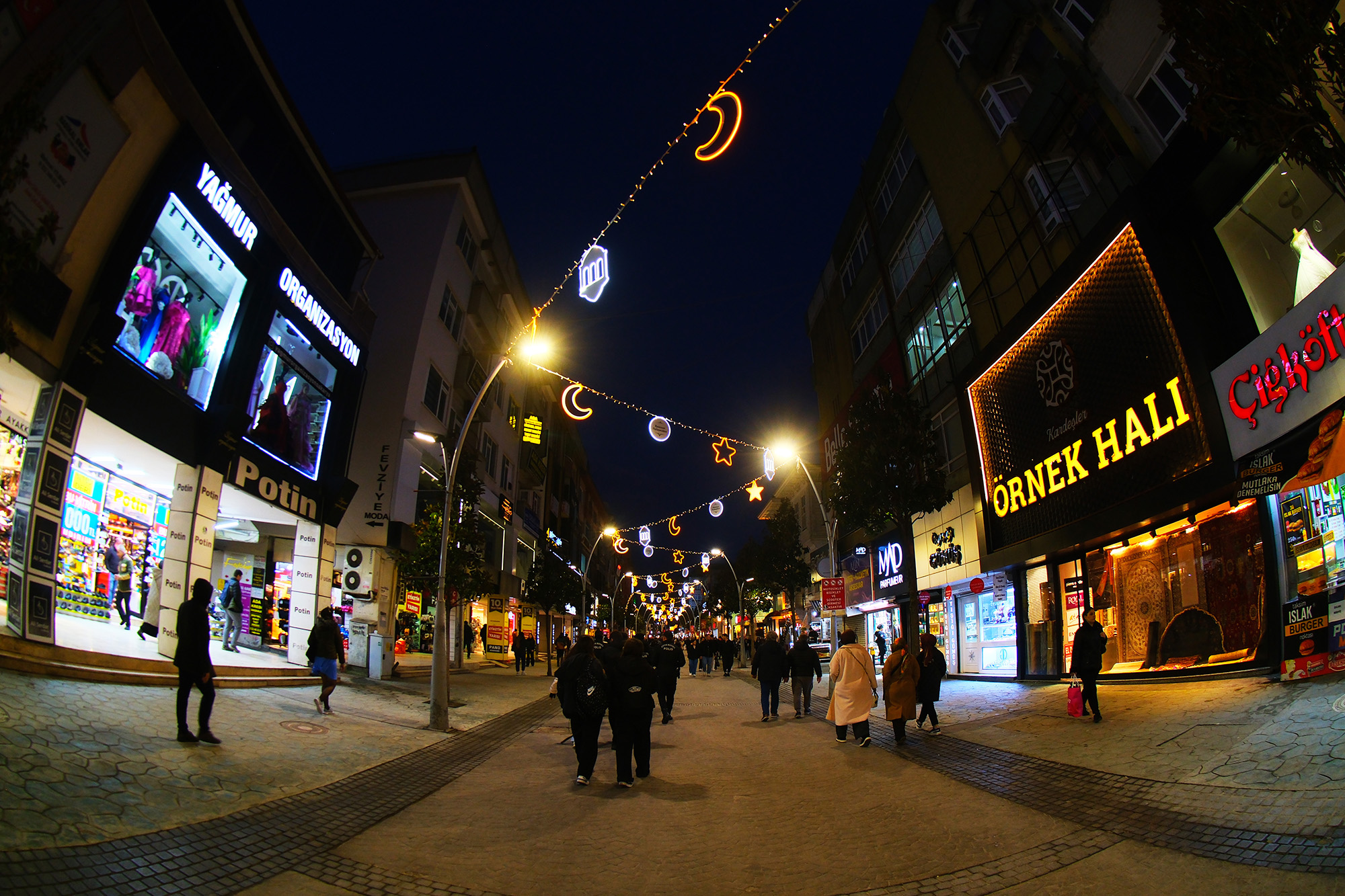 Çark Caddesi Ramazan kıyafetini giydi: Yıldız, ay ve hilal ile görsel şölen…