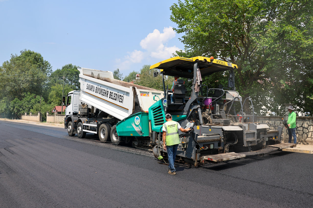 Başkan Alemdar Akyazı’da çalışmaları yerinde inceledi: “Asfalt atağımız sürecek”
