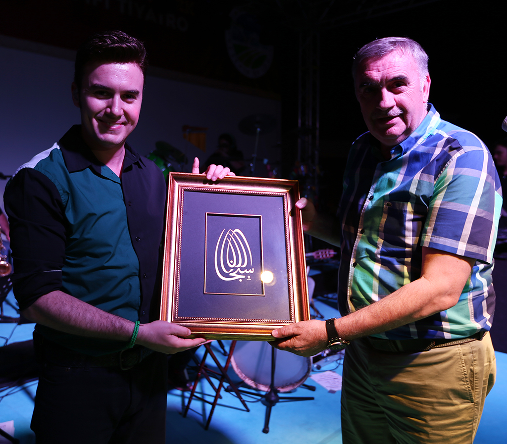 Ceceli Konserde İlahi Söyledi