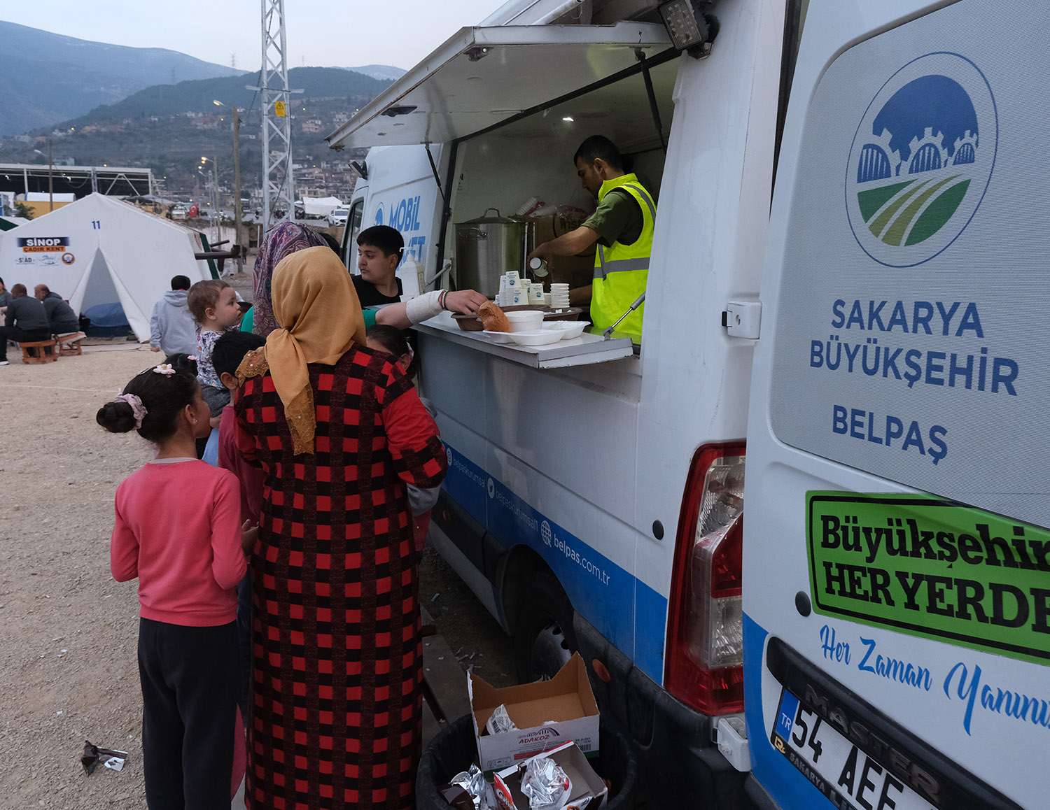 Büyükşehir’den Hatay’a aşevi: Kazanlar günün her saati kaynıyor