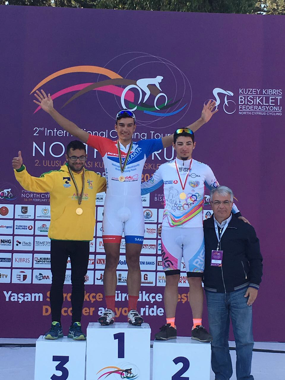 Büyükşehirli bisikletçiler Kıbrıs’ta birinci oldu
