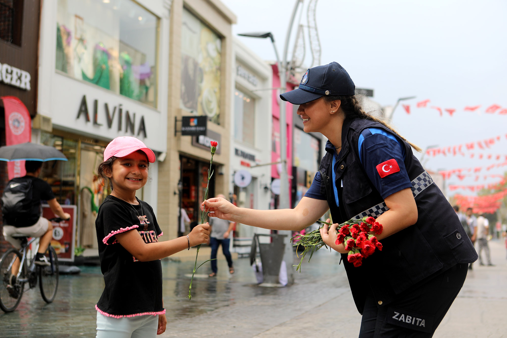 Zabıta Haftası’nda vatandaşa ve esnafa karanfil