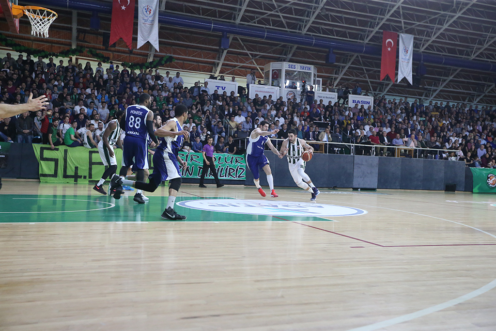 Dev Adamlar seriye galibiyetle başladı