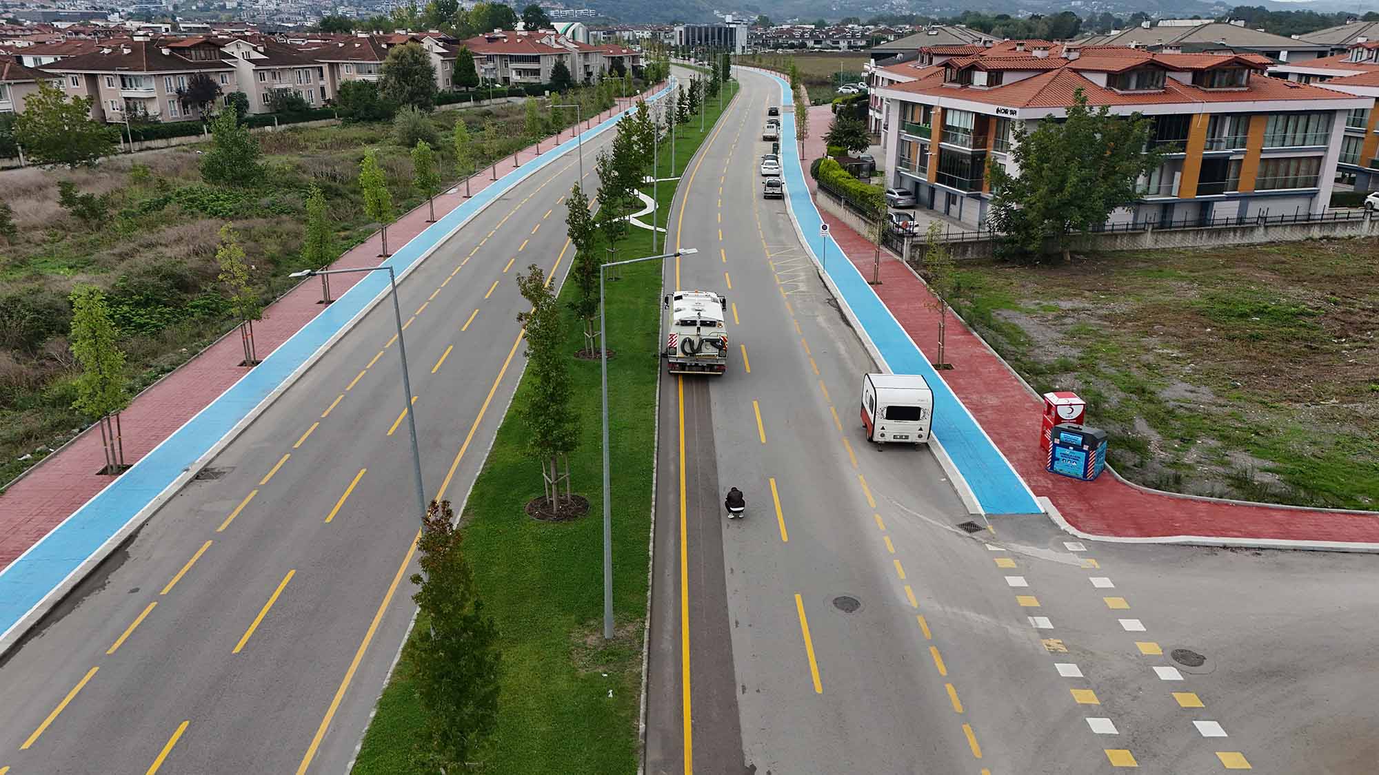 Büyükşehir ekipleri yağışın bıraktığı çamur ve tozları temizliyor