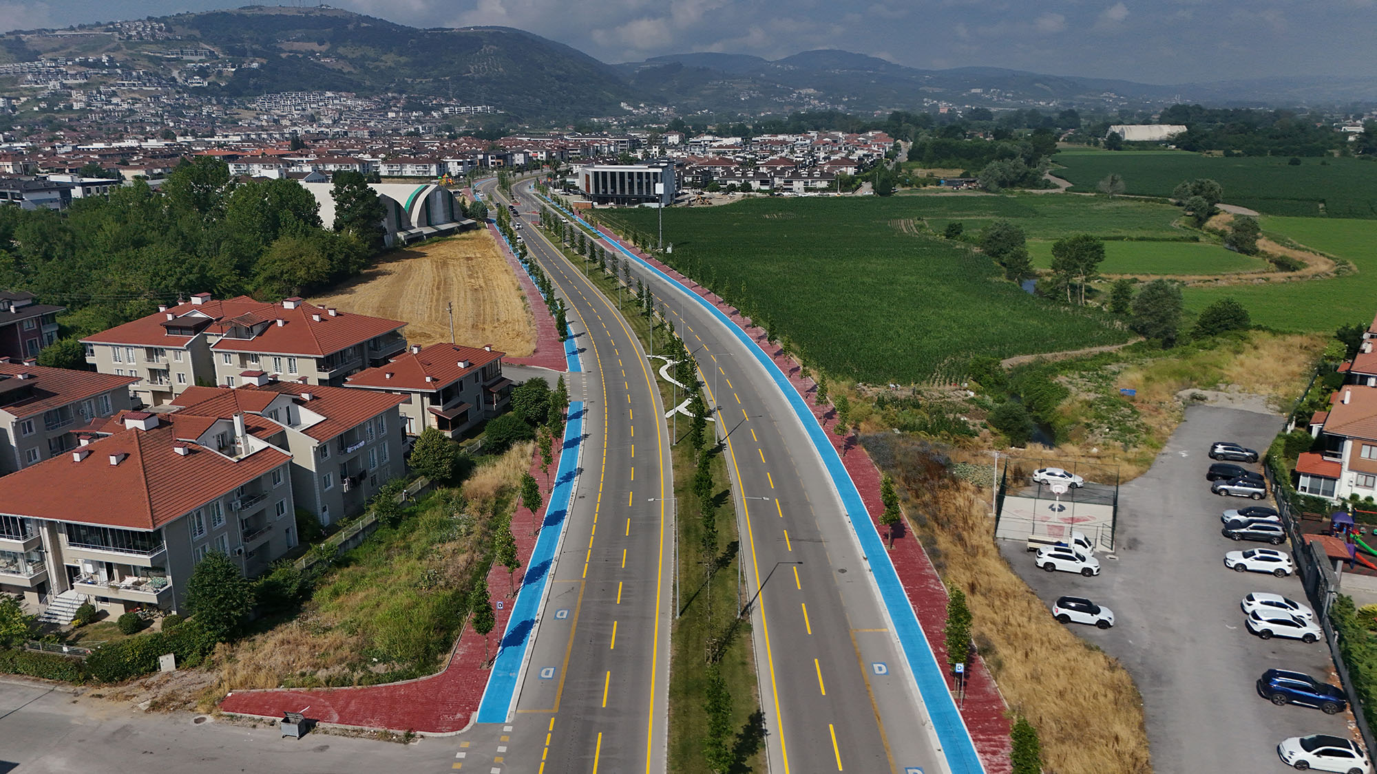 Büyükşehir, yol çizgilerini yenileyerek güvenli ulaşımı güçlendiriyor