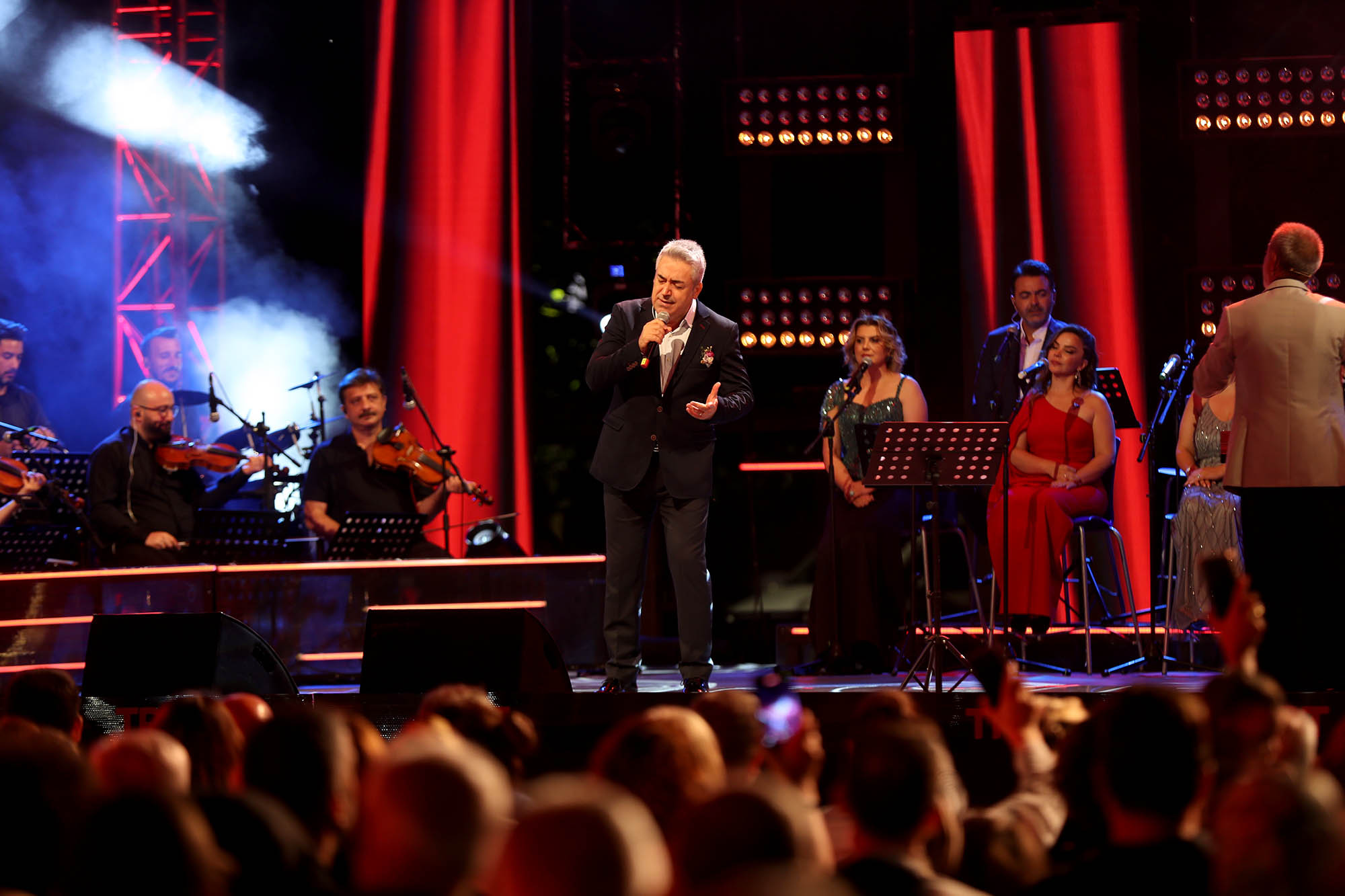 Yazın en büyük festivali şölen tadında başladı: Millet Bahçesi sahne ışıklarıyla aydınlandı