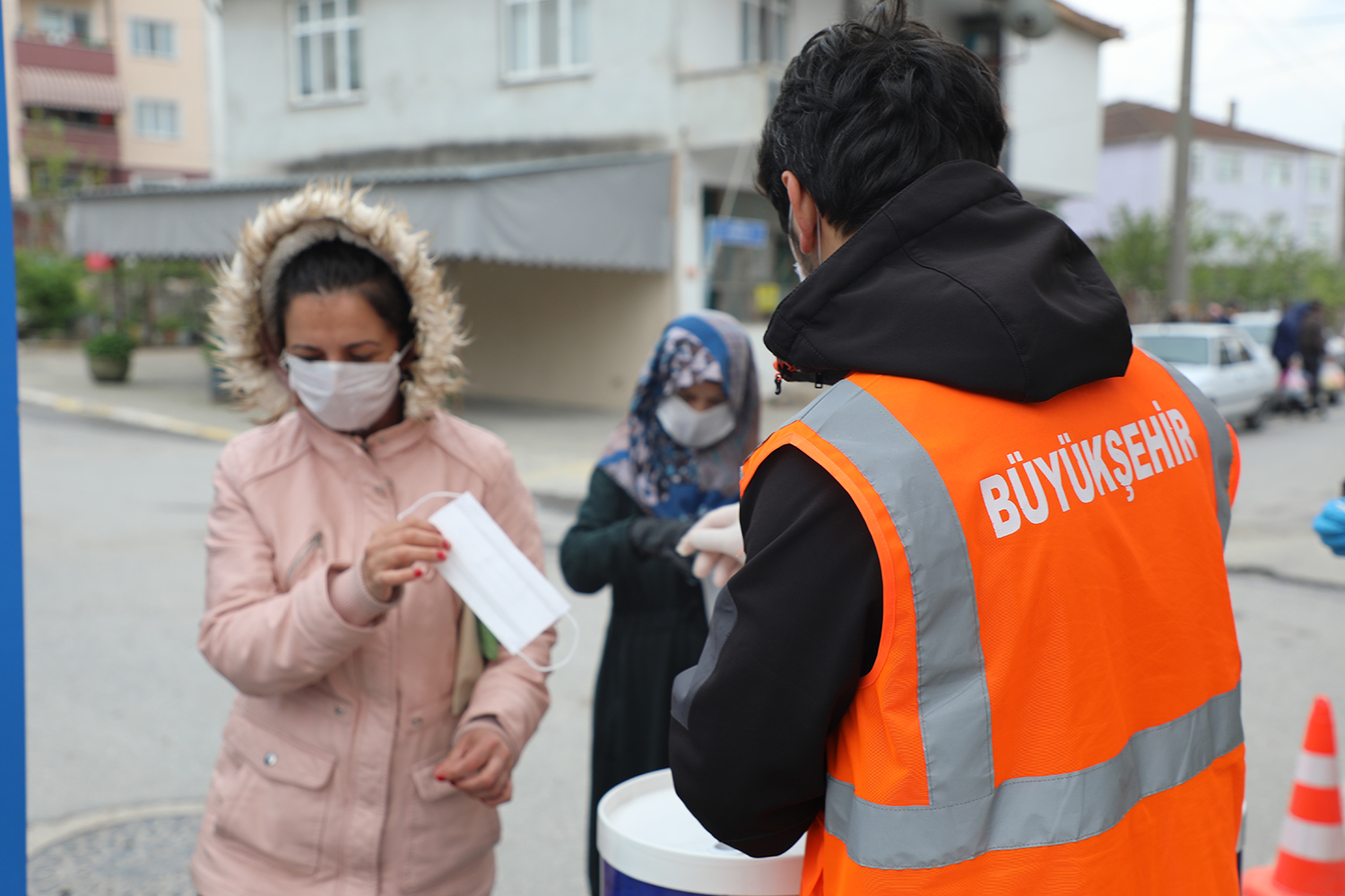 Hendek ve Ferizli ilçelerinde maske dağıtımı sürüyor	