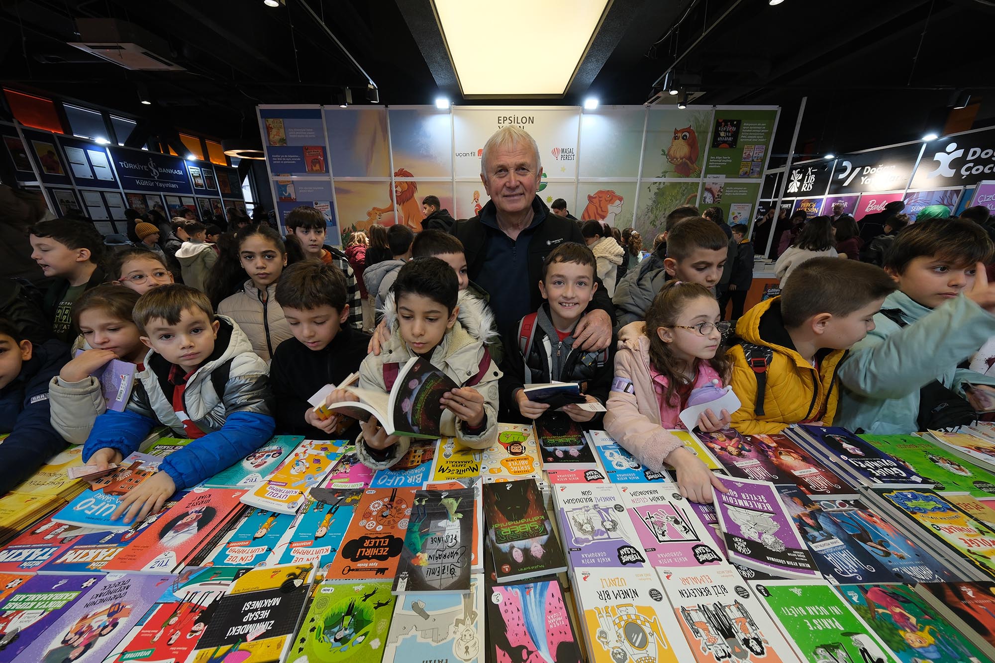 Sakarya'da çocukların 'ufkuna' ışık olacak edebiyat fuarı başladı: İlk günden binlerce misafir akın etti...
