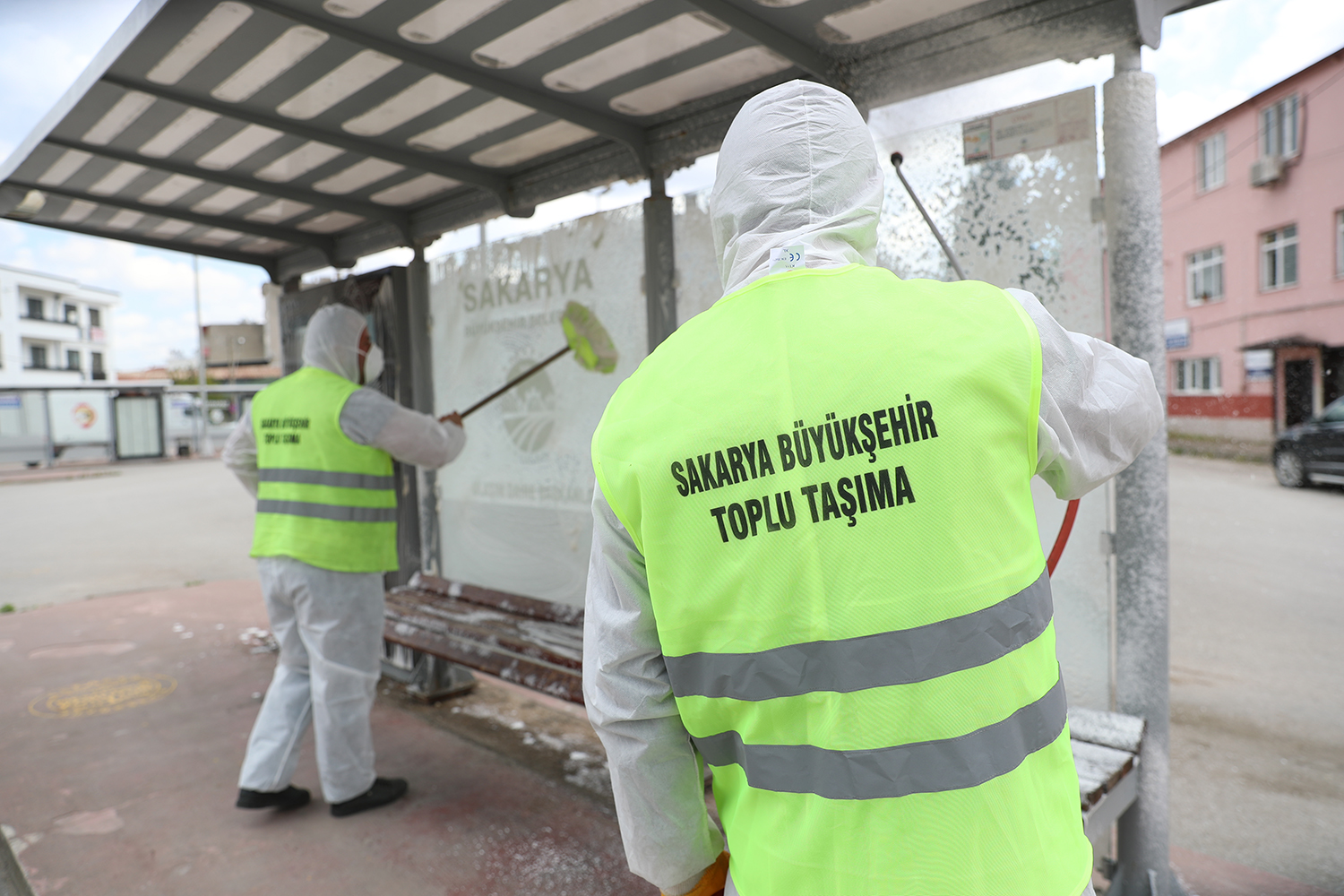 Garaj ve duraklar yıkanarak temizleniyor