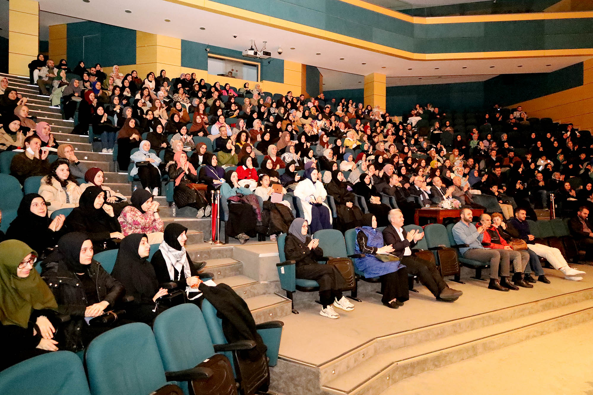 Filistin konusu tiyatro sahnesinde; hüzün ve duygu dolu anlar