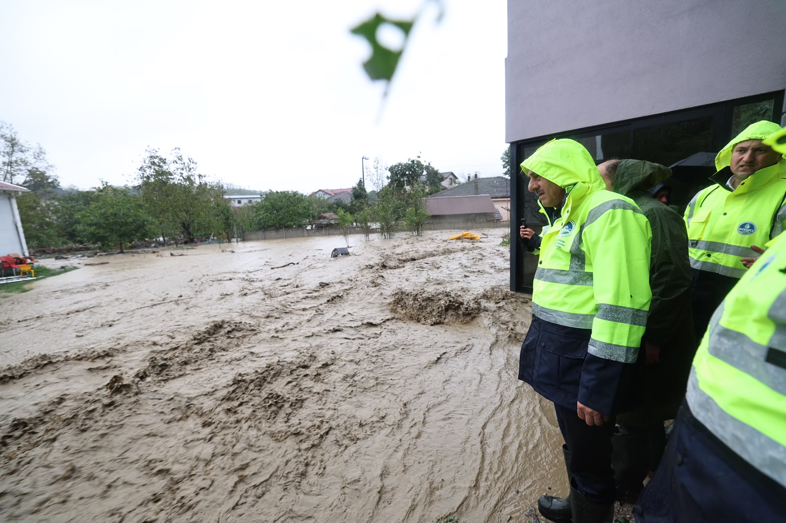 Başkan Alemdar Sapanca ve Geyve’deki afet bölgelerinden son durumu açıkladı