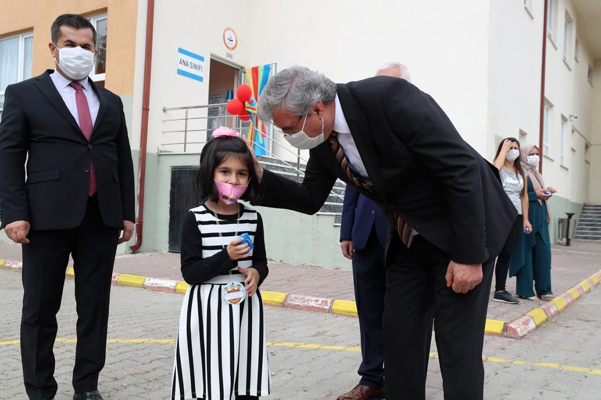 “Çocukların gözlerindeki ışık aydınlık yarınların habercisidir”