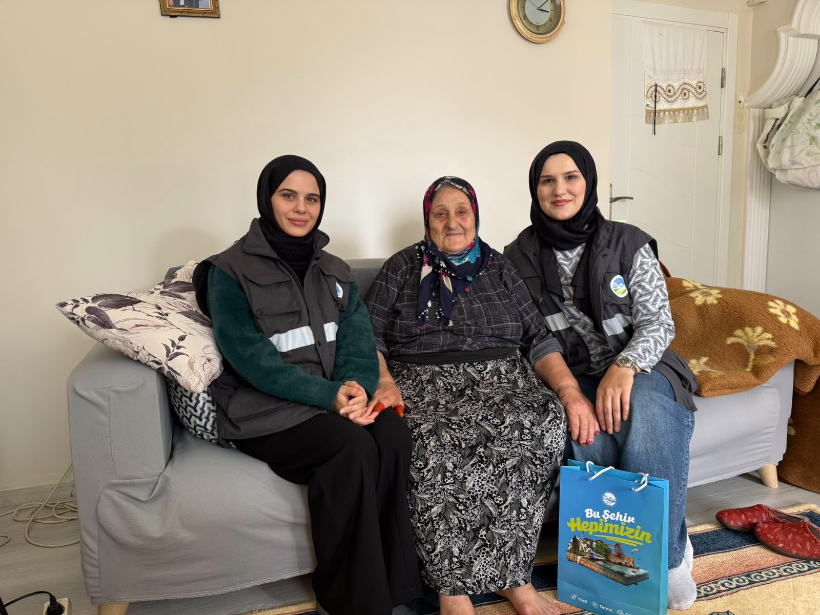 YADEM Yaşlılar Gününde eli öpülesi büyükleri unutmadı