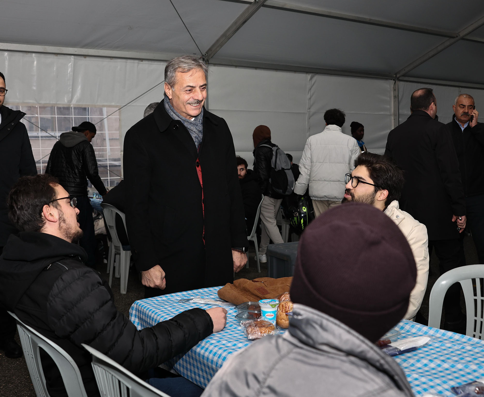 Başkan Yusuf Alemdar, iftarını gençlerle birlikte açtı: “Her zaman yanınızdayız”