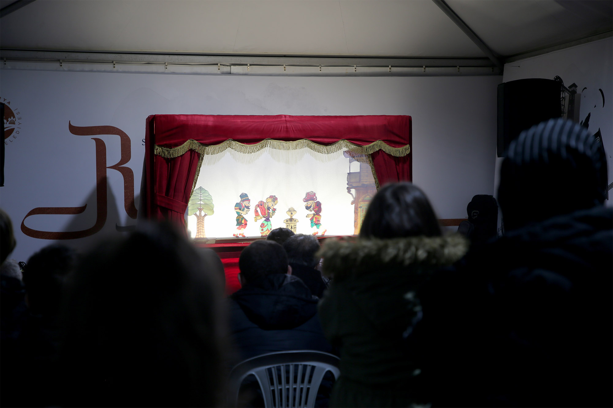 Ramazan Sokağı’na neşe katan gölge oyunu