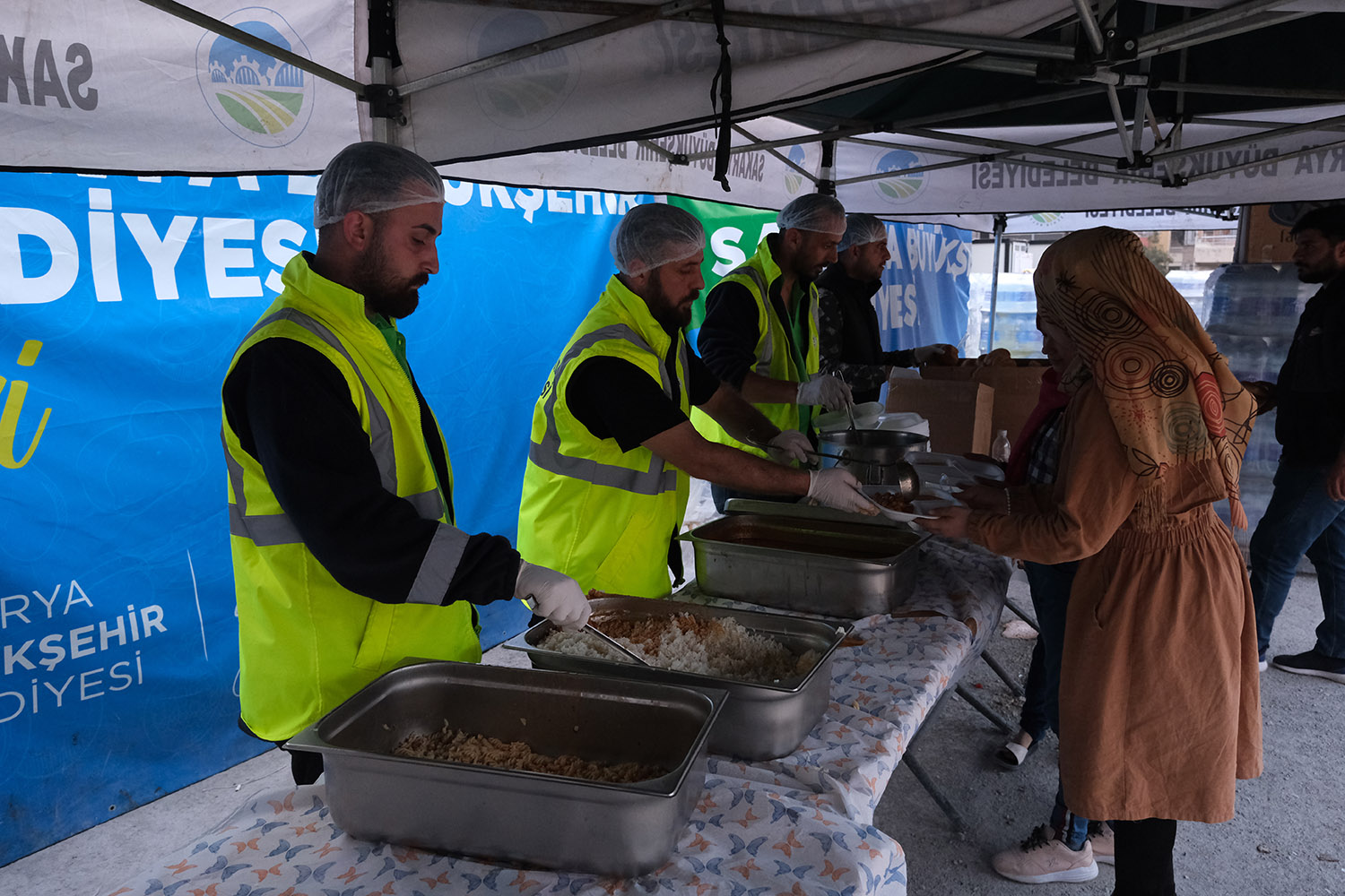 Büyükşehir’den Hatay’a aşevi: Kazanlar günün her saati kaynıyor