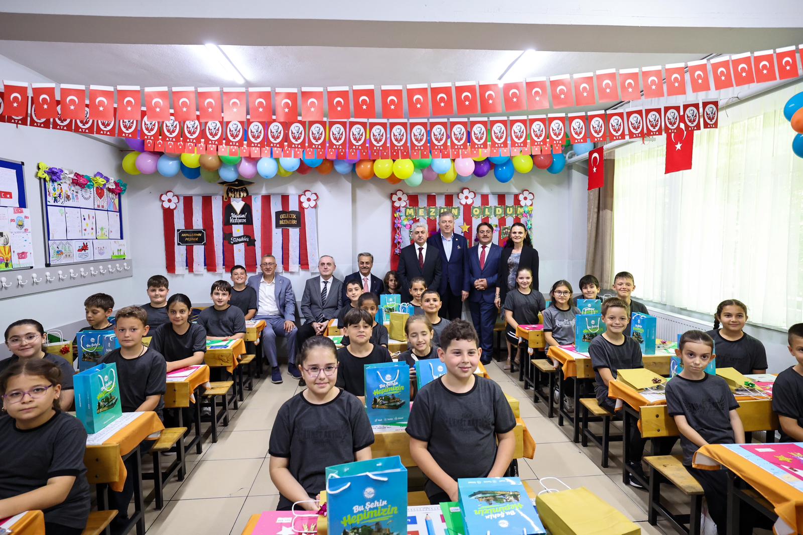 Yusuf Alemdar miniklerin karne heyecanına ortak oldu: “Geleceğin güçlü Türkiye’si için en büyük hazinemizsiniz”