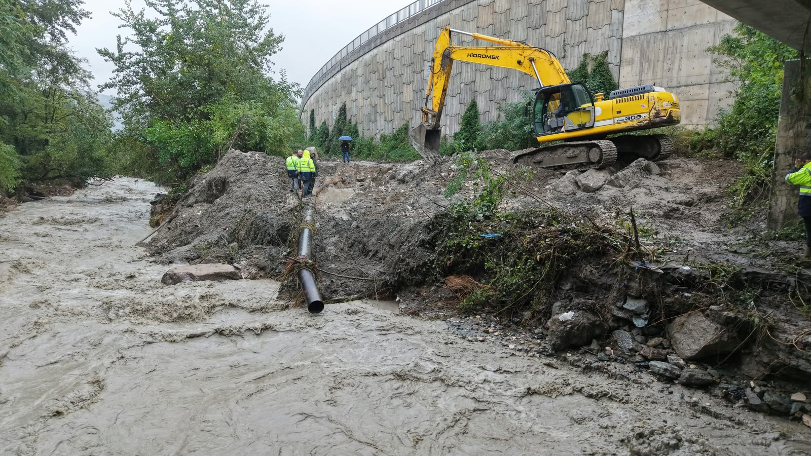SASKİ heyelandan etkilenen altyapı hatlarının onarımı için müdahalelerini sürdürüyor
