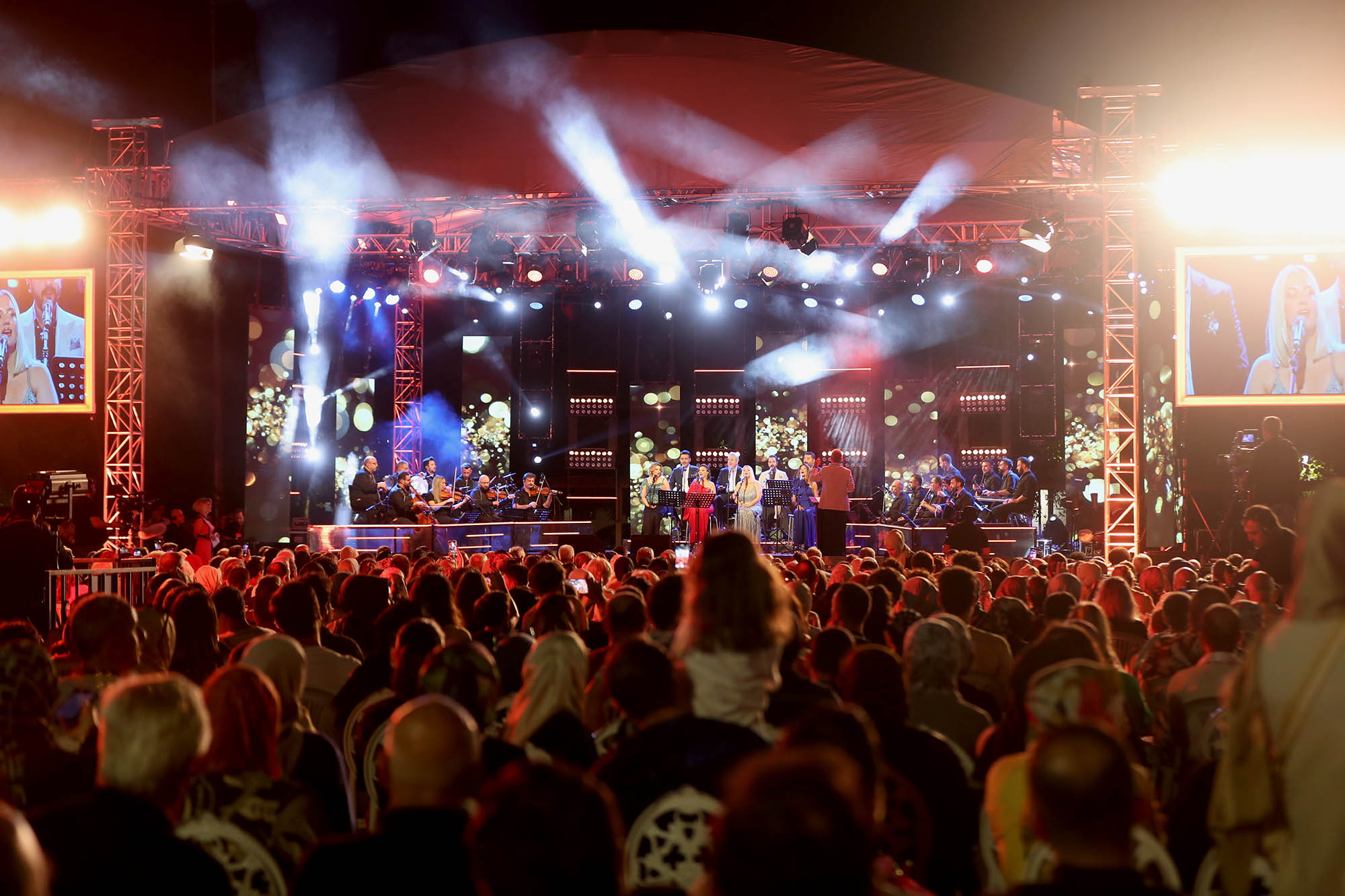 Yazın en büyük festivali şölen tadında başladı: Millet Bahçesi sahne ışıklarıyla aydınlandı