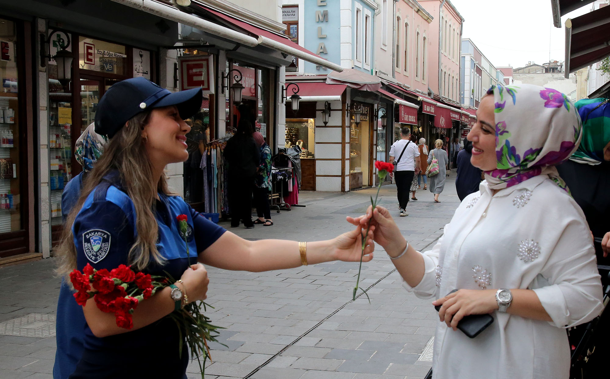 Zabıta Haftası’nda vatandaşa ve esnafa karanfil