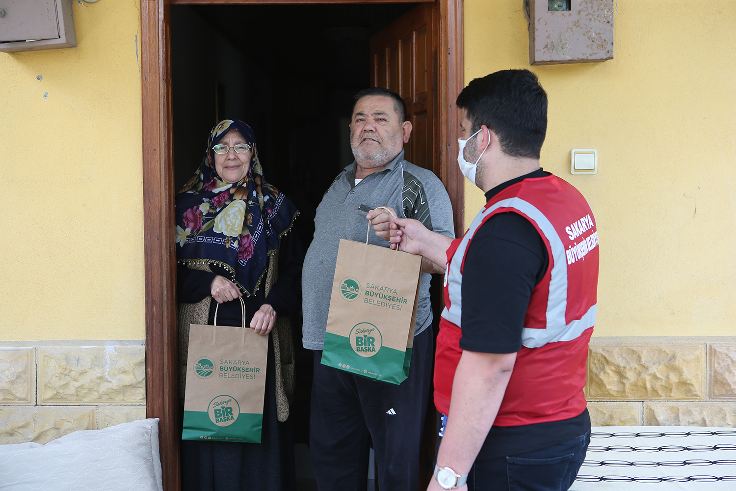 Maske ve dezenfektanlar evlere ulaşıyor