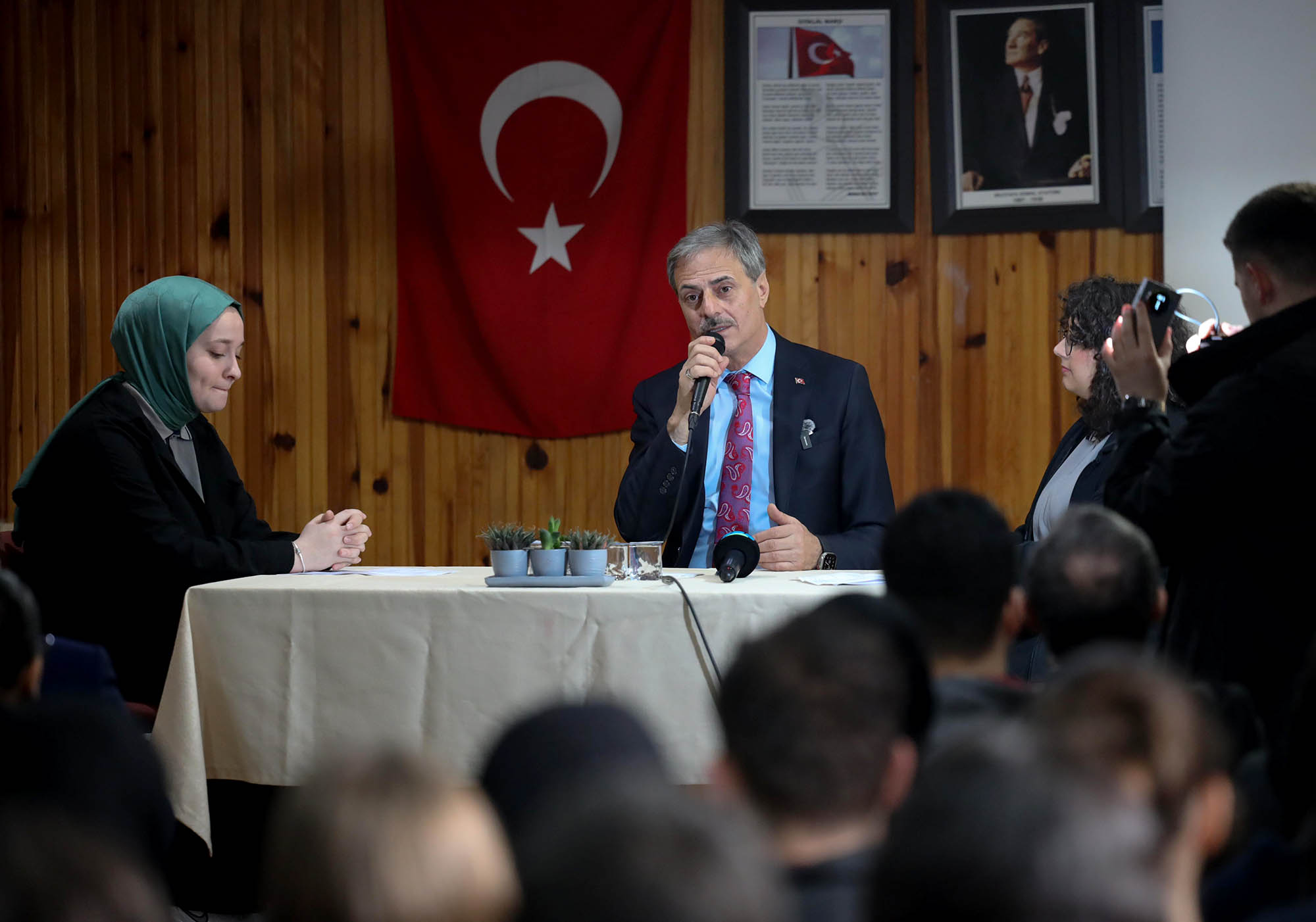 Yusuf Alemdar Bilim Merkezi’nin imzasını gençlerle attı