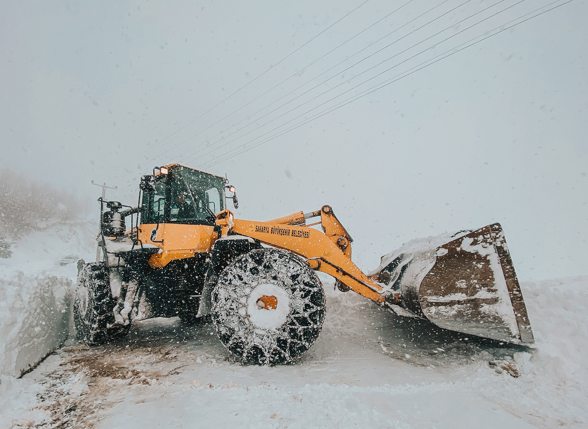 Büyükşehir’den acil müdahale: Karda mahsur kalan hastaya ulaşıldı