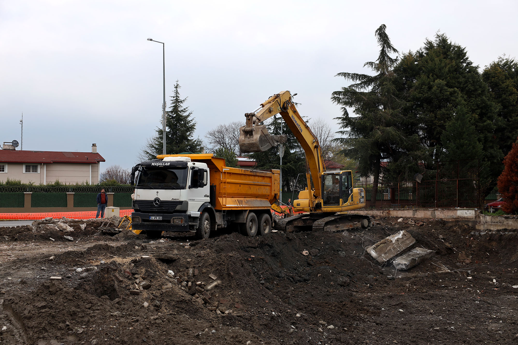 Gençlerin buluşma noktası olacak Sapanca Spor Salonu’nda çalışmalar başladı