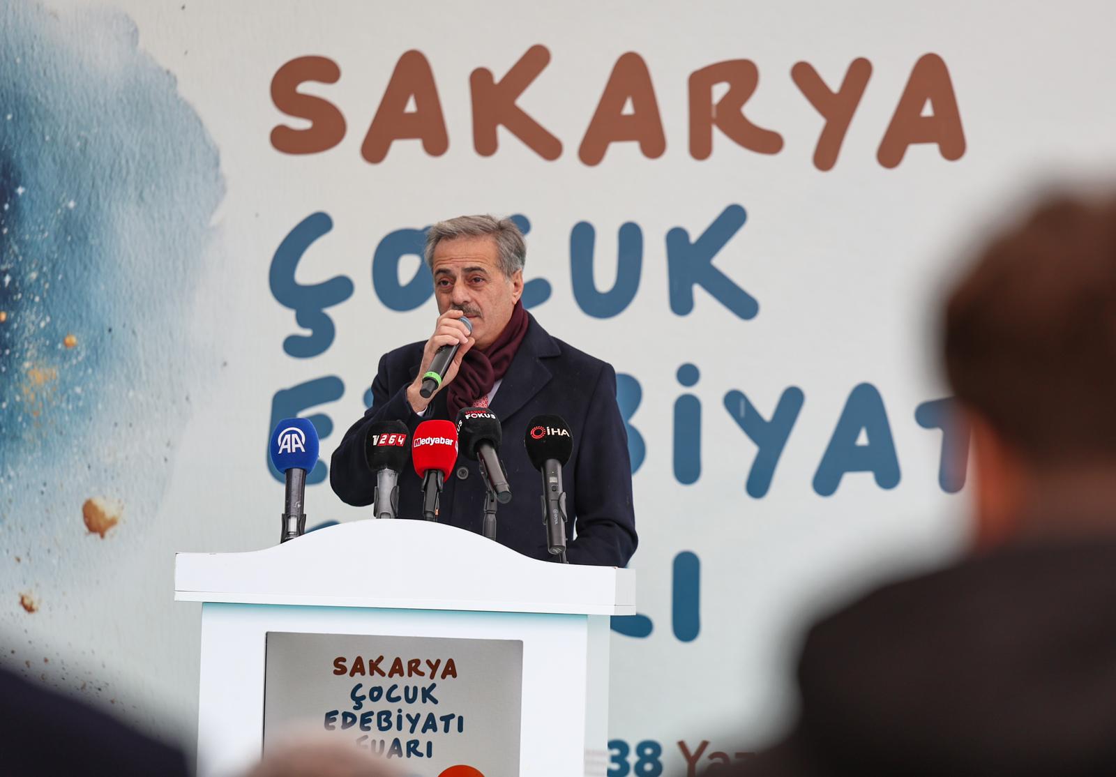 Sakarya'da çocukların 'ufkuna' ışık olacak edebiyat fuarı başladı: İlk günden binlerce misafir akın etti...