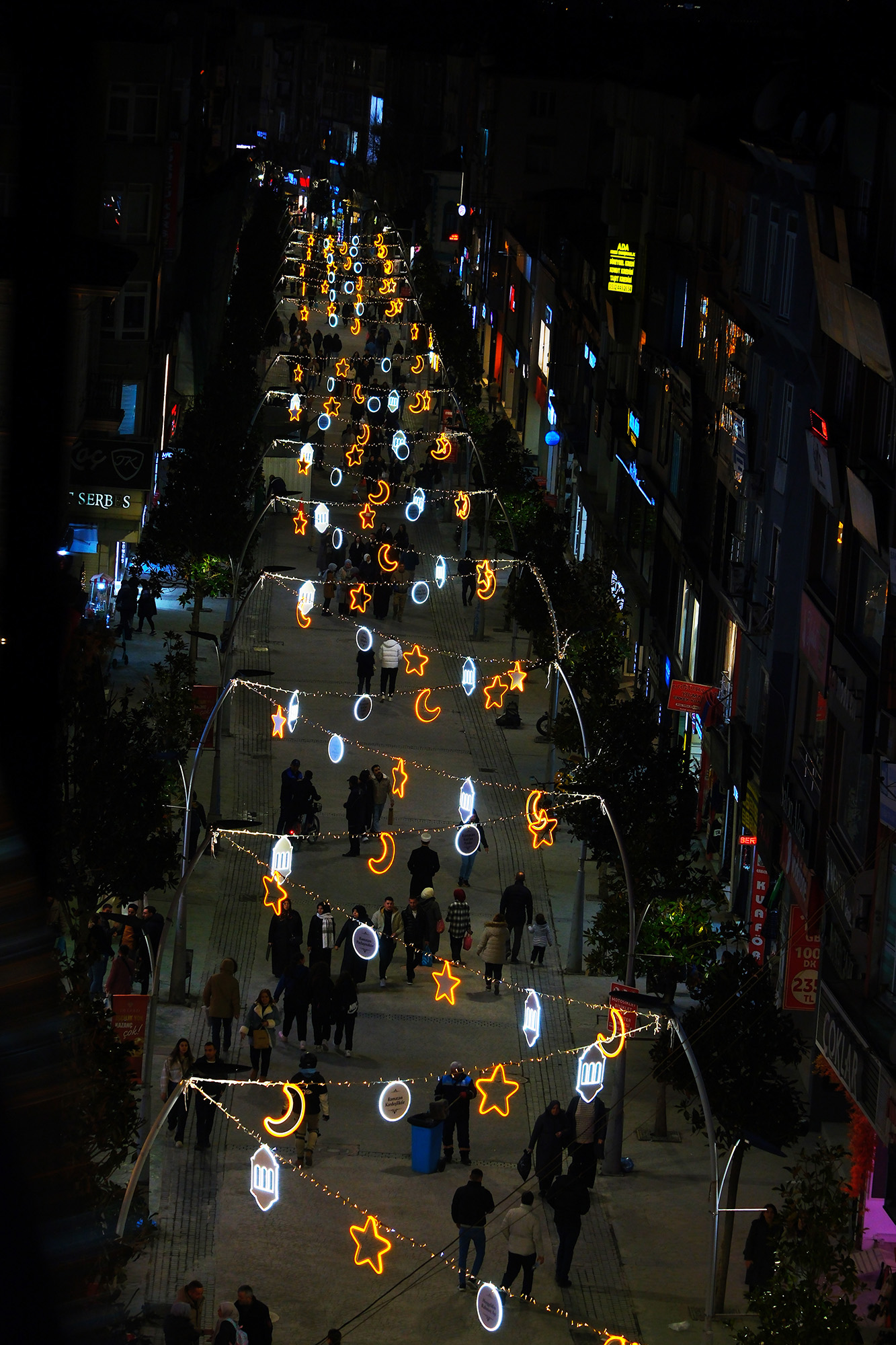 Çark Caddesi Ramazan kıyafetini giydi: Yıldız, ay ve hilal ile görsel şölen…