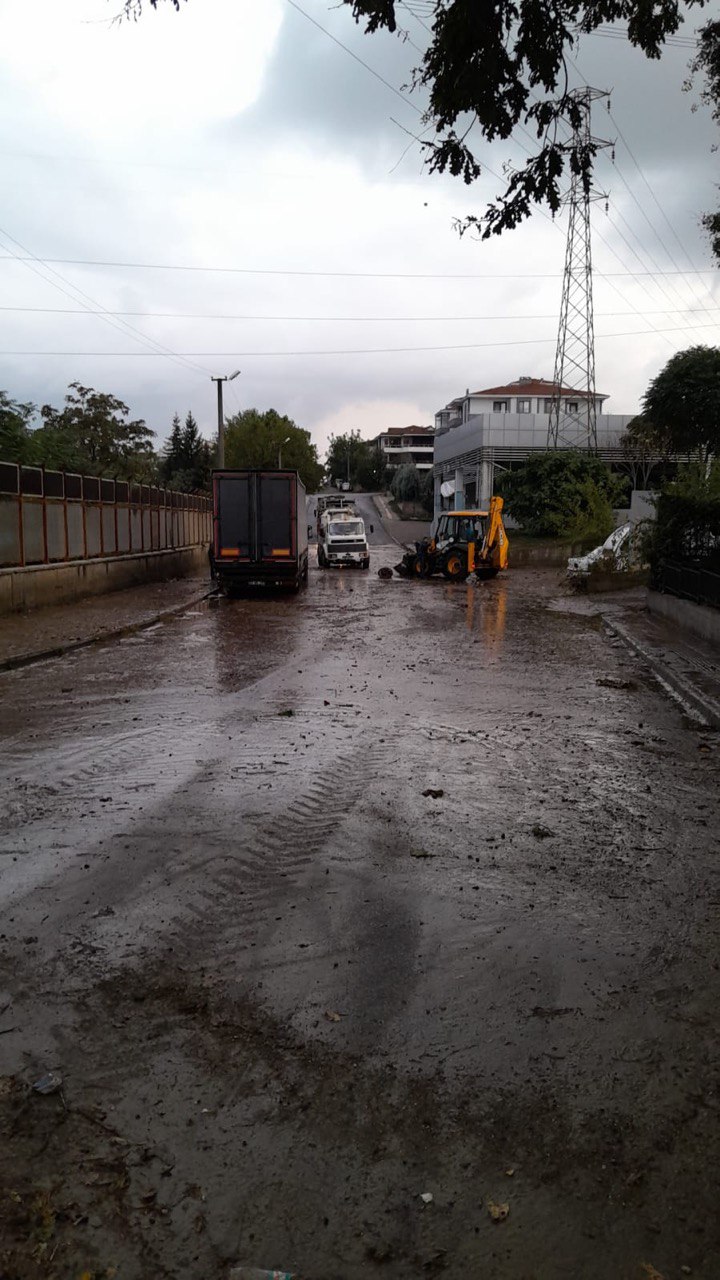 Büyükşehir Belediyesi yağış mesaisini aralıksız sürdürüyor